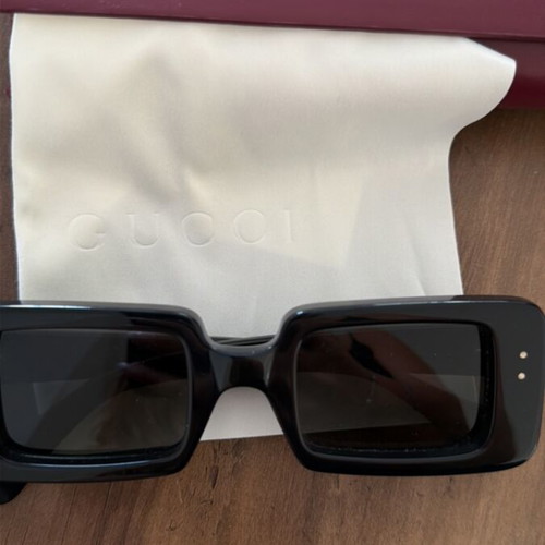 Gucci Sunglasses like new, black, original with box and accessories