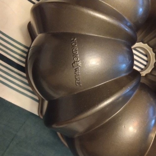Nordic Ware Original Bundt Pan cake mold new, cast aluminum, 26cm