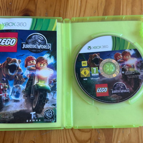 Lego Jurassic World Xbox 360 game like new, broken case