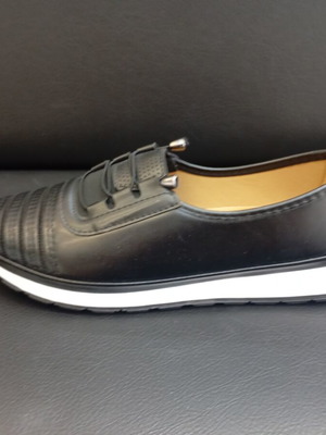 Anatomic sneaker with low sole, black, size 40