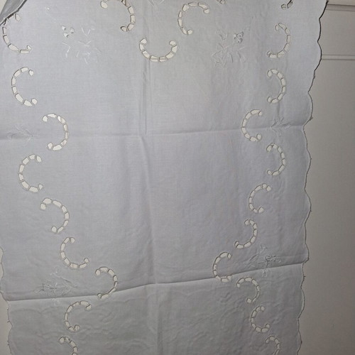 Embroidery set like new, 6 white pieces varying sizes