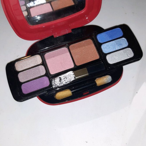 M Manhattan makeup set new