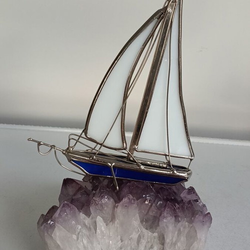 Vintage Tiffany-style sailboat with amethyst base, 15 cm
