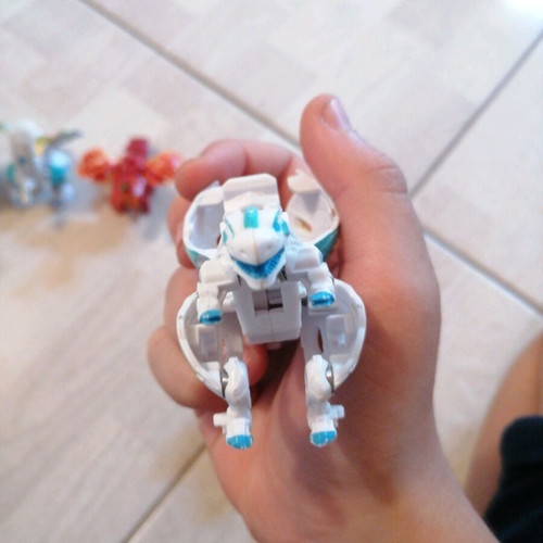 Bakugan like new, set of 5 with one broken