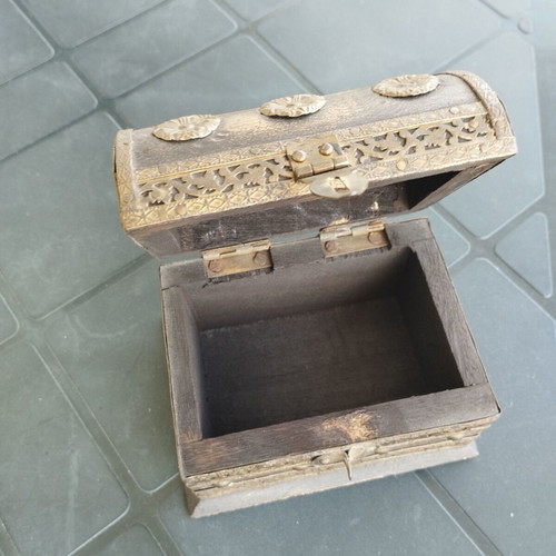 Wooden box like new with brass details handmade