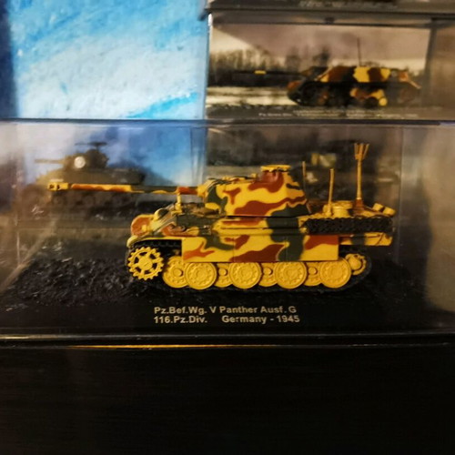 WWII tank 1/72 scale like new with its magazine