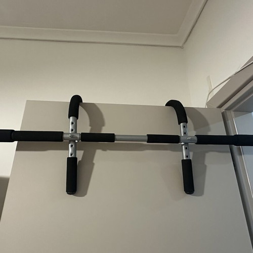 HOMCOM door pull-up bar