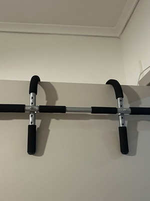 HOMCOM door pull-up bar