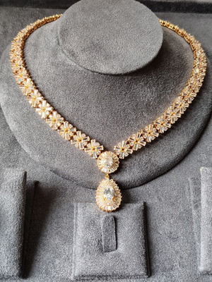 Jewelry set with zircon stones, like new, gold plated