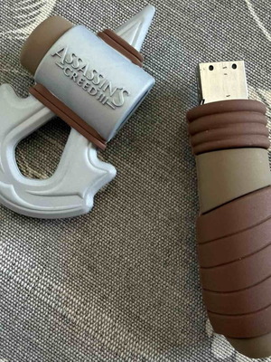 Assassin's Creed III промоционален томахавка USB флаш устройство като нов
