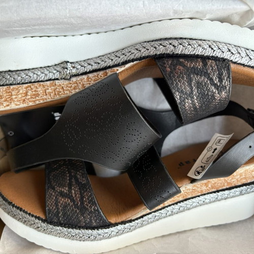 Firetrap women's sandals size 36 new, black and white