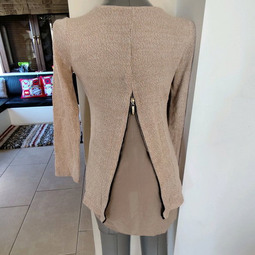 Knitted sweater beige with zipper, one size, like new