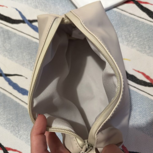 Toiletry bags Kevin Murphy and Kérastase used, white and beige