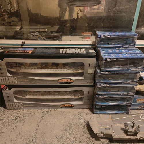 Remote control Titanic like new, 2 pieces, Sky Pilot helicopters 16 pieces, Universal aircraft carrier 2 pieces