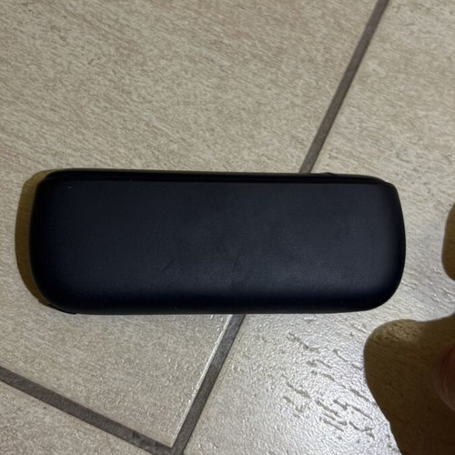 IQOS ILUMA i Midnight Black used with base and holder