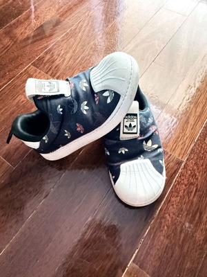 Adidas casual shoes for boys size 27, multicolor