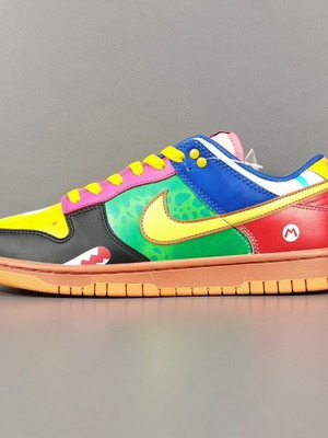 Nike Dunk Super Mario Sneakers нови, ръчно рисувани арт модел
