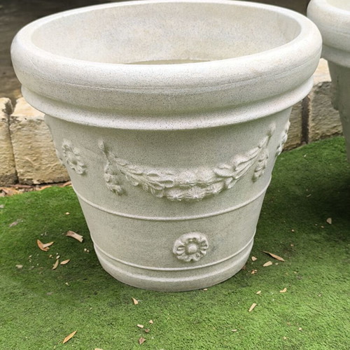 Plastic flowerpots set of 5 like new