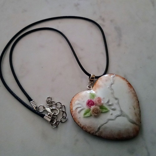 Handmade heart necklace new with painted roses