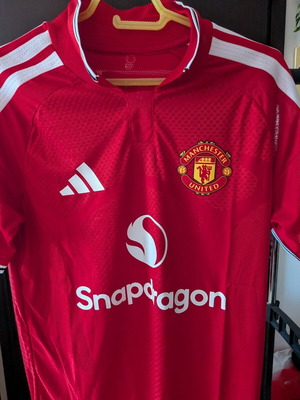 Manchester United 26 27 Home Kit, official replica, size Medium