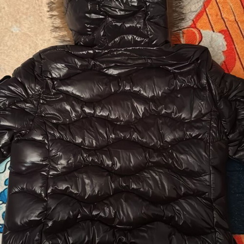 Blauer puffer jacket with fur hood, black