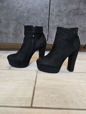 Women’s suede ankle boots like new, size 38, black