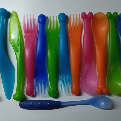 Children's plastic eating and drinking utensils used
