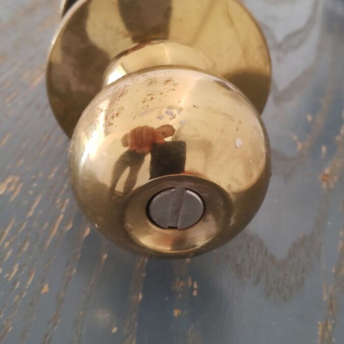 Round door knob with rosette, lock and cylinder, like new