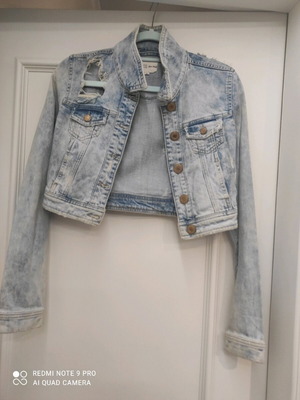 Crop jean jacket Lynne small, like new, blue with rips
