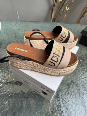 Gaudi women's shoes like new, size 39