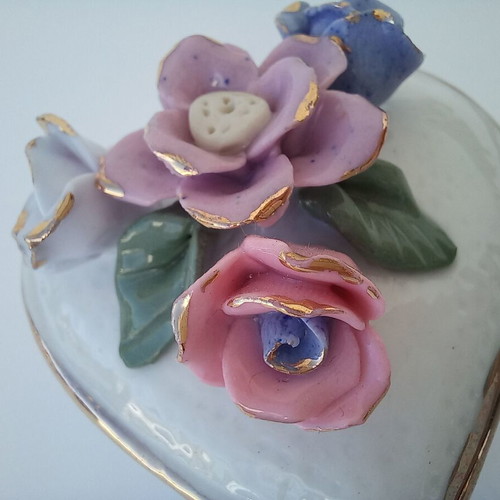 Chinese porcelain heart jewelry box like new with flowers and gold