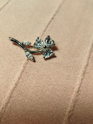 Elegant pin with zirconia like new