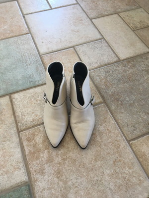 Mia Firenze white leather women's ankle boots used