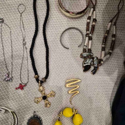 Jewelry set used, 17 pieces including bracelets, pins, necklaces