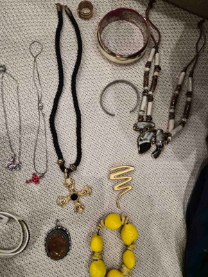 Jewelry set used, 17 pieces including bracelets, pins, necklaces