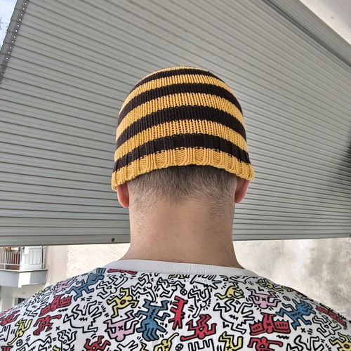 Knitted striped beanie like new, yellow and brown