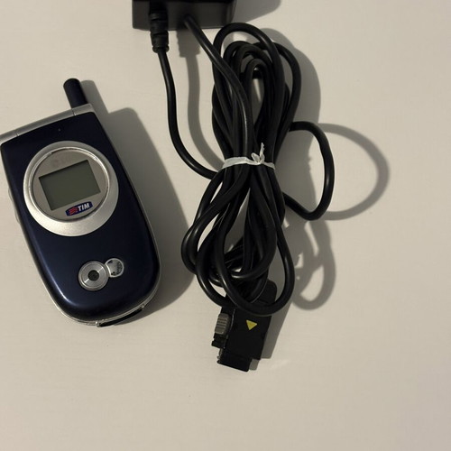 Vintage LG C2200 flip phone (2004), blue, with camera