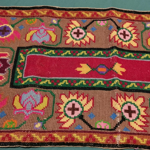 Knitted rug used with fringes lined from 1930 era