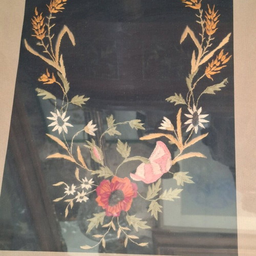 Vintage embroidery tevredes like new, framed