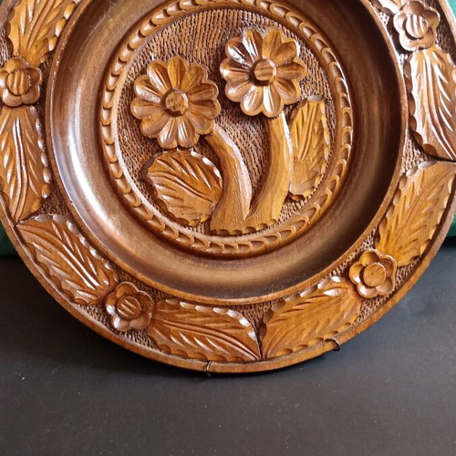 Large Handmade Wood-Carved Wall Plate, mint condition, vintage folk art
