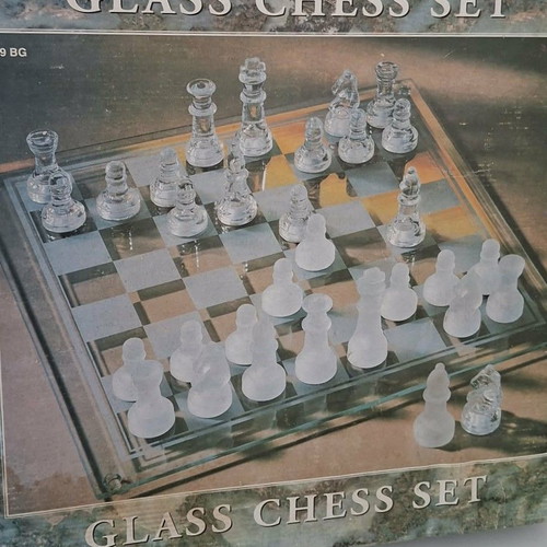 Glass chess set like new with frosted and black pieces 35.5x35.5 cm