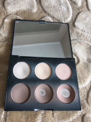 Mac palette with bronzer, contour and highlight used