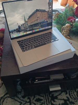 Apple MacBook Air 15 inch SSD 512GB with M3 chip like new
