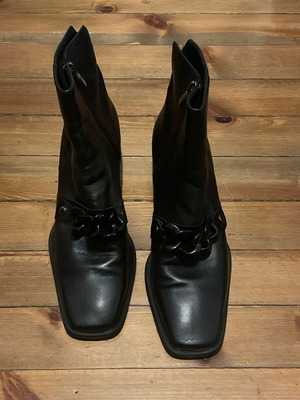Rozanas Wallstreet leather ankle boots with decorative chain like new, size 39