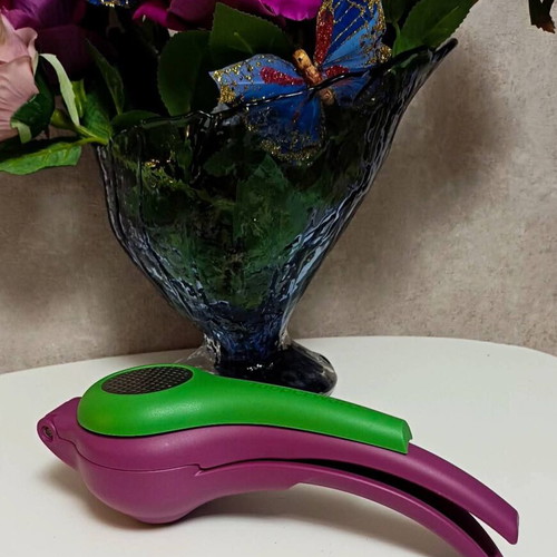 Tupperware Lemon Squeezer new