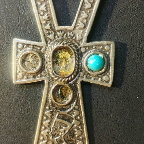 Large cross used with chain, silver metal, featuring Nefertiti