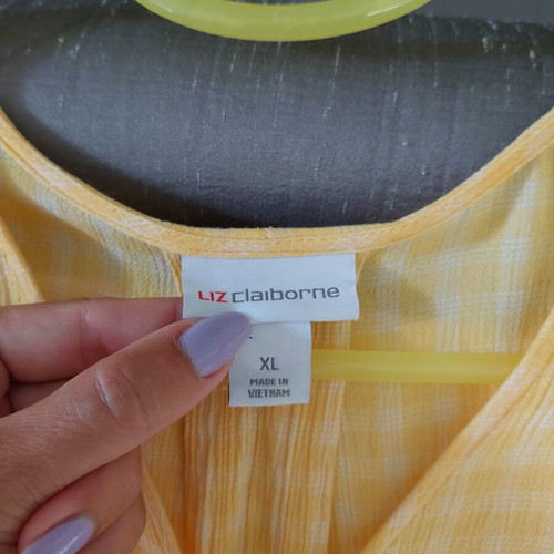 Yellow blouse like new, medium size, lightweight fabric