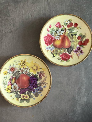 Set of 2 Bavarian porcelain wall plates 19cm new with fruit and flowers