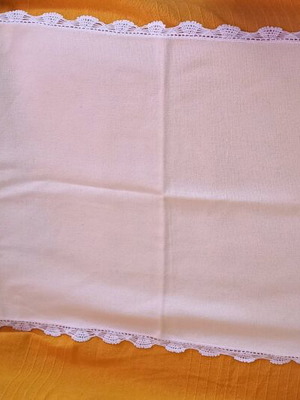 Table runner and 2 napkins new with handmade lace