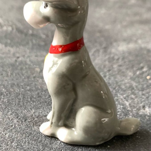 Porcelain dog figurine like new, small